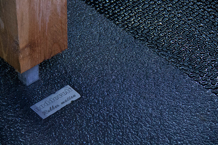 Rubber vloer wasplaats, gietvloer gecombineerd met anti-slipmat.