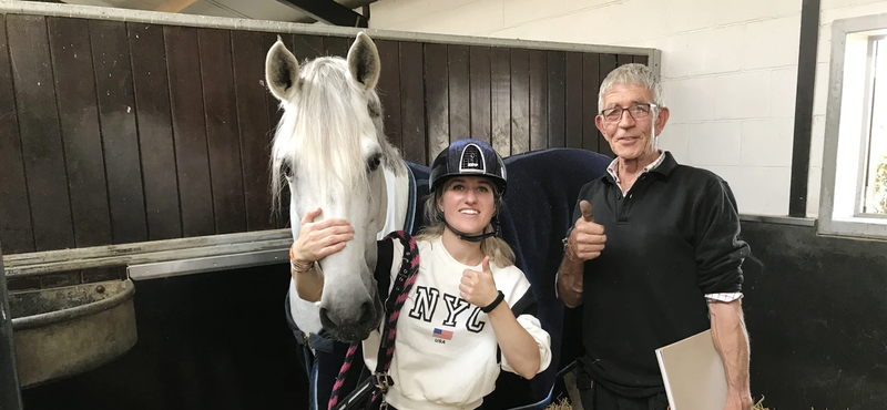 Britt Dekker George paardenstal